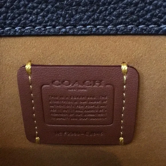 COACH | Tabby Messenger 19 Black Pebbled Leather - Picture 16 of 17